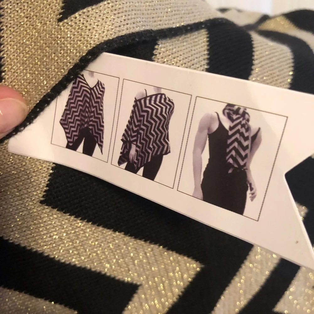 Cruise club NWT black and gold chevron print versatile Cardigan scarf shawl